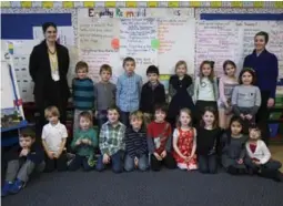  ?? MELISSA RENWICK/TORONTO STAR ?? Student teacher Karen Dawson, left, teacher Jennifer Peters, right, and the Grade 1 class at Maurice Cody Junior Public School.