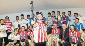  ?? FOTO: J.A.G. SIRVENT ?? Jon Rahm hizo el selfie de la ‘Armada Española’ vestido del Athletic Club