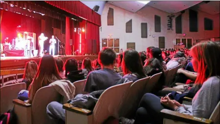  ?? LAUREN HALLIGAN - MEDIANEWS GROUP FILE ?? Students watch as Black Violin performs at Saratoga Springs High School in 2018.