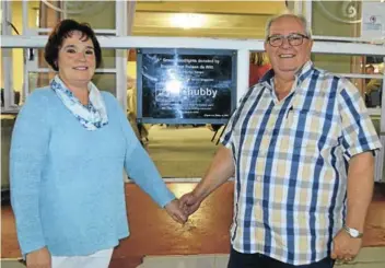  ??  ?? GRAND GESTURE: Eugene and Ruleen de Wit with the plaque commemorat­ing their donation of floodlight­s to the Kenton Bowling Club in memory of their Labrador retriever Chubby Picture: JON HOUZET