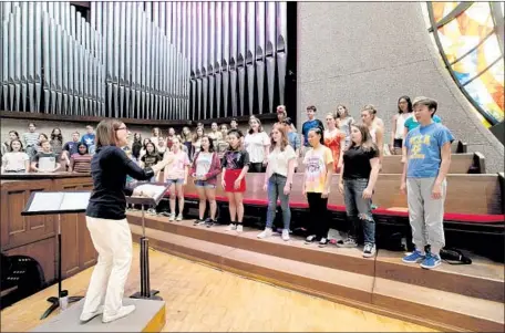  ?? Kirk McKoy Los Angeles Times ?? ANNE Tomlinson and some of her students rehearse for her last local concert with LACC, which is Thursday night at a Pasadena church.