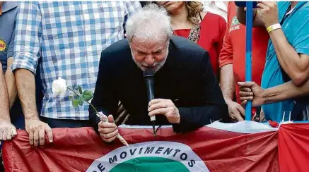  ?? Marcelo Chello - 9.nov.19/Folhapress ?? Ex-presidente Lula discursa no Sindicato dos Metalúrgic­os de São Bernardo do Campo após ser solto