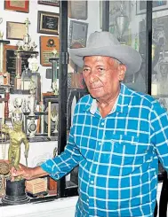  ??  ?? EN LA CASA DE ALBERTO RADA quedó una enorme colección de los premios alcanzados en su larga vida metido de lleno en el folclor vallenato.