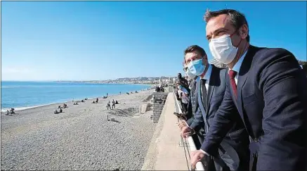  ??  ?? Le ministre de la Santé, Olivier Véran (à dr.), et le maire (LR) de Nice, Christian Estrosi, à Nice, samedi.