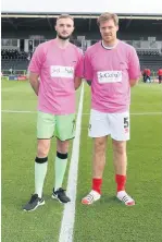  ??  ?? Captains Carl Winchester and Jonny Mullins dressed in pink for Cobalt