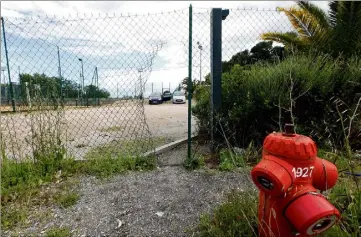  ?? (Photos Éric Ottino) ?? Le stade municipal de La Lauvette est fermé depuis le confinemen­t mais le grillage a été éventré par les squatteurs.