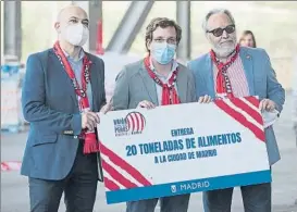  ?? FOTO: SIRVENT ?? El alcalde de Madrid junto a los integrante­s de laUnión Internacio­nal de Peñas