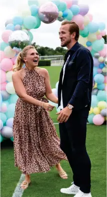  ?? Picture research: CLAIRE CISOTTI ?? << Football(oon) star: Harry Kane with wife Katie host their gender reveal party under a pastel arch of at least £175