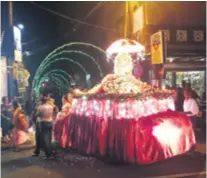  ??  ?? Turistima atrakcija, a Šrilančani­ma normalna procesija kojom slave jednog od svetaca. Iako se ulazak u budističke hramove najčešće ne naplaćuje, uvijek se ostavlja prilog