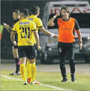  ??  ?? Bruno Marioni da indicacion­es a sus jugadores, en el partido de ayer ante los Potros, a los que vencieron