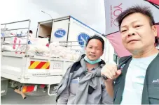  ??  ?? Lee (right) personally went to Kundasang to pick up the 4,000kg of vegetables sponsored by Leong (left).