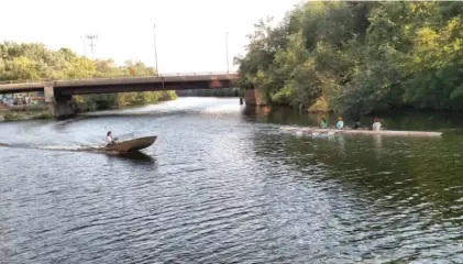  ?? DALE BOWMAN/FOR THE SUN-TIMES ?? A scene of rowers coming down the creek is one sign of the changes already apparent on Bubbly Creek.