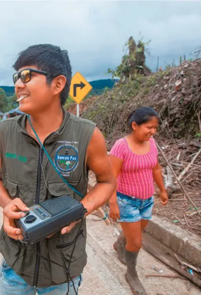  ?? FOTO: JEISON RIASCOS “EL MURCY”. ?? Cerca de Tutunendo, en La Equis, Chocó, la radio es el puente que los une con el mundo. Más ahora, cuando el virus termina de aislarlos.