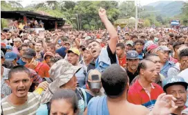  ?? ESTEBAN BIBA/EFE ?? Unas 300 personas salieron de San Pedro Sula; ya alcanzaron el millar.