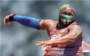  ?? — Reuters ?? Out of the ordinary: Raven saunders celebratin­g with her Hulk mask on after bagging the silver.