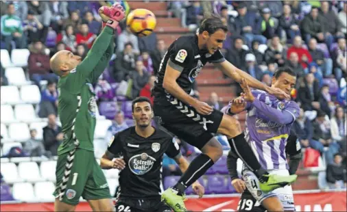  ??  ?? PROTAGONIS­TA. De Tomás, pese a estar muy vigilado, tuvo tres ocasiones claras y en la última marcó el gol del empate.