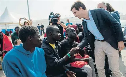  ?? JORGE GUERRERO / AFP ?? Pablo Casado visitó ayer a inmigrante­s recién llegados al Puerto de Algeciras (Cádiz)