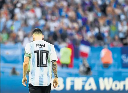  ?? [ AFP ] ?? Lionel Messi schlich geknickt vom Platz. Wieder kein WM-Triumph, der Abschied aus der Albicelest­e scheint fix.