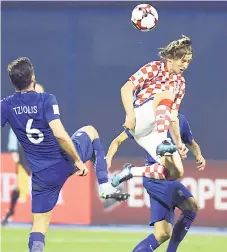  ??  ?? CROATA. Luka Modric anticipa a Alexandros Tziolis, de Grecia.