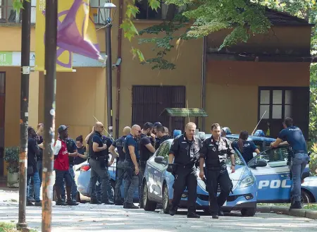  ??  ?? Gli agenti Una sessantina di poliziotti, ieri all’ora di pranzo, ha setacciato ogni angolo della Montagnola, parco teatro di spaccio