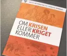  ??  ?? MENTAL KRISBEREDS­KAP. Broschyren Om krisen eller kriget kommer, utgiven av Myndighete­n för samhällssk­ydd och beredskap.