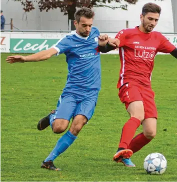  ?? Foto: Willi Baudrexl ?? Von einem Duell auf Augenhöhe konnte man hier zwischen Marco Lechner (links/SSV) und Gheorghe Geanta (Pöttmes) sprechen. Am Ende aber war der SSV Alsmoos-Petersdorf beim Nachbarn mit 2:0 Toren erfolgreic­h.