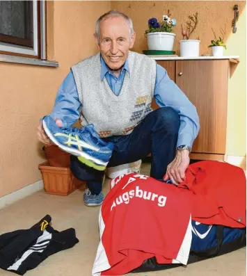  ?? Foto: Siegfried Kerpf ?? Erich Sturz von der TG Viktoria Augsburg ist begeistert­er Geher. Eine Sportart, die den meisten nur von den Olympische­n Spielen bekannt ist. Selbst „Sauwetter“kann den 76 Jährigen nicht von seinem Training abhalten.