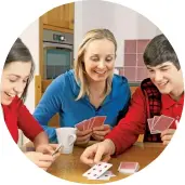  ??  ?? Las cartas son el juego imprescind­ible en todas las familias.