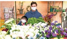  ?? FOTO: M. JOOSTEN ?? Antonio Kos und Sohn David Lehmann stehen bei Flora Boutique Klapper an der Blücherstr­aße und kaufen für den Muttertag Blumen.