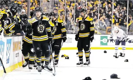  ?? David Pastrňák (vpředu) sklízí gratulace od spoluhráčů poté, co v závěru druhého duelu s Torontem dokonal hattrick. FOTO ČTK/ AP ?? Gratulace hrdinovi.