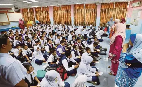  ??  ?? CALON UPSR Sekolah Kebangsaan Putrajaya Presint 8 (1), Putrajaya mendengar penerangan guru sebelum memasuki dewan peperiksaa­n.