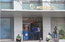  ??  ?? A PRIVATE security guard stands at the entrance to a Manila Electric Company (Meralco) branch in Makati City, Philippine­s May 24, 2013.