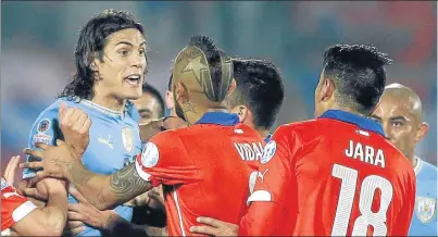  ?? FOTO: AP ?? Cavani quería comerse a Jara
después de que el chileno le provocase de forma ruín. El uruguayo acabó expulsado.