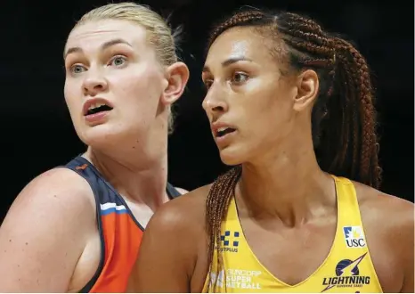  ?? PHOTO: DANIEL MUNOZ/AAP ?? GOING FOR GLORY: Giants goal shooter Kristina Brice (left) and Lightning goal keeper Geva Mentor are set to renew their rivalry in tonight’s Super Netball decider.