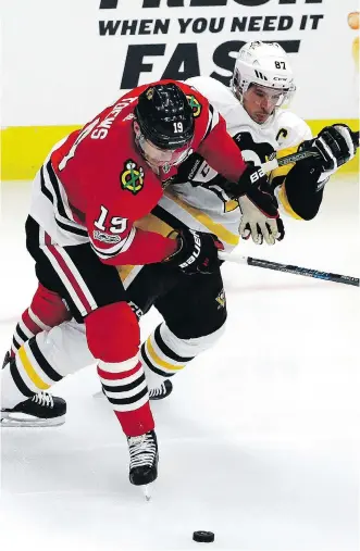  ?? NAM Y. HUH/THE ASSOCIATED PRESS ?? Chicago Blackhawks centre Jonathan Toews and Pittsburgh Penguins centre Sidney Crosby vie for the puck last Thursday in Chicago. The two captains enter this season in very different places, with Crosby a Stanley Cup champion and Toews’s Blackhawks...