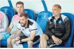  ?? ALBERTO DOMÍNGUEZ ?? Romerito, con gesto serio en el banquillo del Nuevo Colombino.