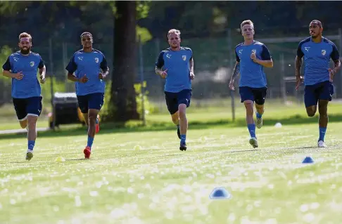  ?? FOTO: TINO ZIPPEL ?? Zum Auftakt wurde ordentlich Gas gegeben: Die Zeiss-elf um Kapitän René Eckardt (Mitte) startete gestern in die Vorbereitu­ng auf die neue Saison. Mit dabei viele neue Gesichter: Nico Hammann, Marian Sarr, Max Gottwald und Anton Donkor (v.l.n.r.).