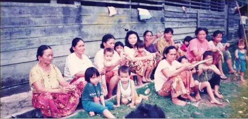  ??  ?? Women in Long Jeeh in the early 1990’s with their children.