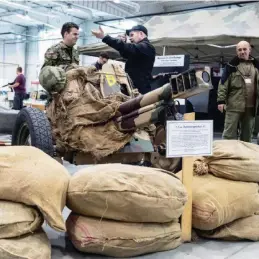  ?? FOTO ANSA ?? In mostra Cannoni leggeri a una fiera militare in Polonia