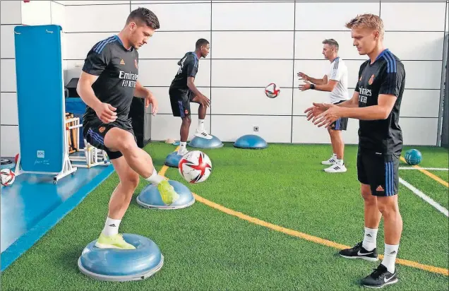  ??  ?? Luka Jovic y Martin Odegaard son dos de los jugadores de los que se espera den un paso adelante en la próxima campaña.
PRETEMPORA­DA REAL MADRID