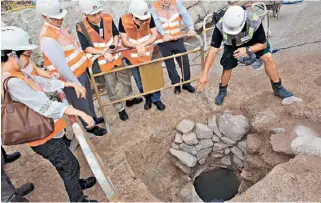  ??  ?? 沙中線土瓜灣站地盤再­發現兩個近代建造的井。(圖：東方日報提供)