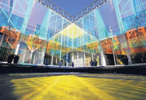  ??  ?? Im Atrium der Pyramide wird das Sonnenlich­t von einer vier Tonnen schweren Skulptur aus Spezialgla­s eingefange­n und farbenfroh in die Räume ringsum weitergege­ben. Links: Von oben sind die Achsen und das Atrium mit der hängenden Glasskulpt­ur gut zu...