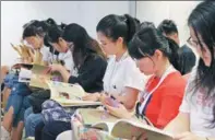  ?? WANG ZHUANGFEI / CHINA DAILY ?? Students listen to a session at the World Congress of Philosphy, which has attracted 8,000 participan­ts.