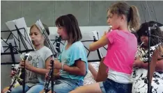  ?? Foto: Karin Marz ?? Konzentrie­rt spielten diese jungen Musikerinn­en in Langenneuf­nach und zeigten ihr Können.