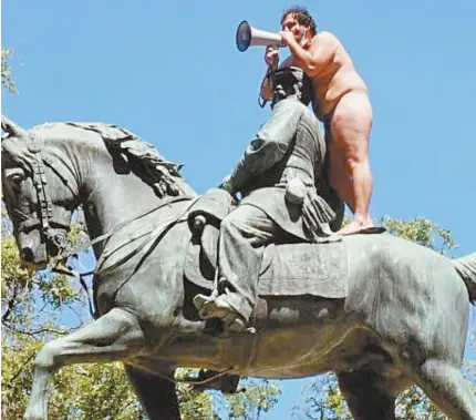  ?? REPRODUÇÃO/REDES SOCIAIS ?? Chico Fernandes viralizou após ser filmado em cima da estátua com um megafone. Rapaz afirmou que irá pagar uma multa de R$ 250