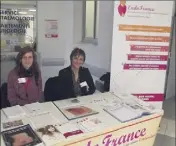  ?? (Photo J. D.) ?? Angélique Gaspich et Alexandra Molina, déléguées de «Endo-France», ont apporté les informatio­ns attendues aux visiteurs.