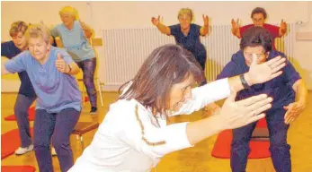  ?? FOTO: INGEBORG WAGNER ?? Die neue Selbsthilf­egruppe in Tuttlingen trifft sich im Kampf gegen Osteoporos­e zur Gymnastik im Haus der Senioren.