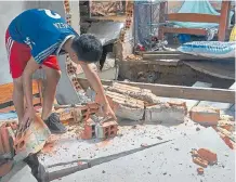  ?? AFP ?? Ciudadanos limpian los escombros de casas tras el movimiento.