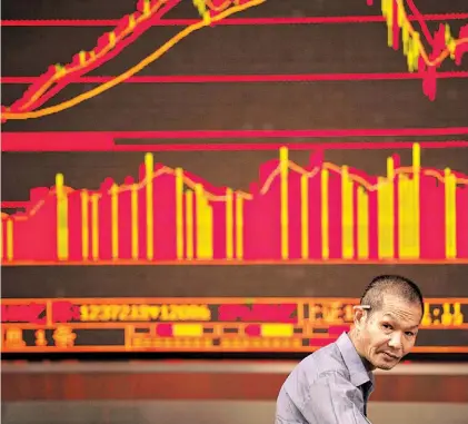  ?? AFP ?? Preocupaci­ón.
Un inversor chino miras las pantallas bursátiles en una empresa financiera de Beijing.