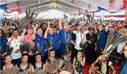  ?? — Bernama ?? Standing together: Najib and Musa (on Najib’s left) along with thousands of residents in Nabawan posing for a photo during the Prime Minister’s two-day visit to Sabah.